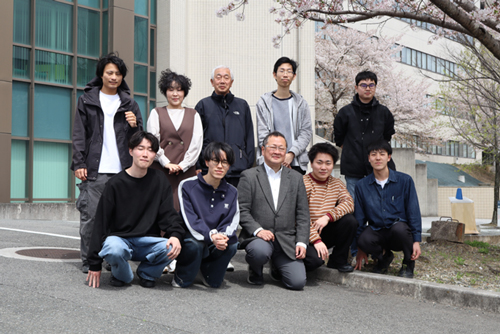 新B4生を迎え桜の下で